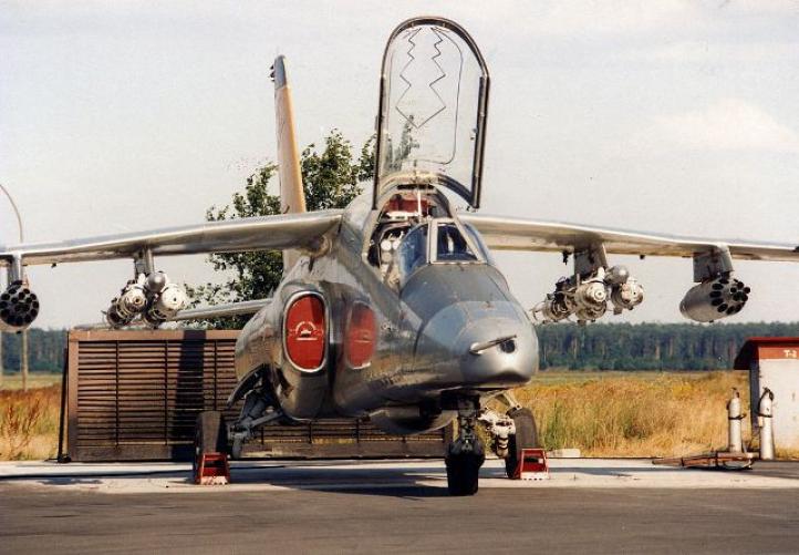 PZL I-22 Iryda uzbrojowa na płycie postojowej lotniska (fot. Marek Dębski, Janusz Moskal/CC BY-SA /Wikimedia Commons)