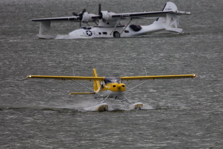 PBY 5A Catalina na wodzie - mały samolot z przodu (fot. Aeroklub Krainy Jezior)