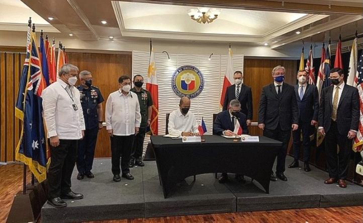 Podpisanie kontraktu na śmigłowce S-70i Black Hawk z filipińskim Departamentem Obrony Narodowej (fot. PZL Mielec)