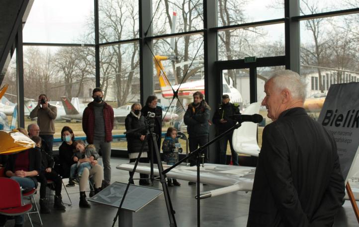 Zwiedzanie wystawy "Bielik – odrzutowe marzenie Edwarda Margańskiego" (fot. Marek Chmiel)