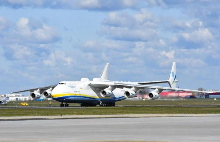 An-225 Mriya po wylądowaniu na Lotnisku Chopina (fot. Ministerstwo Aktywów Państwowych/Twitter)