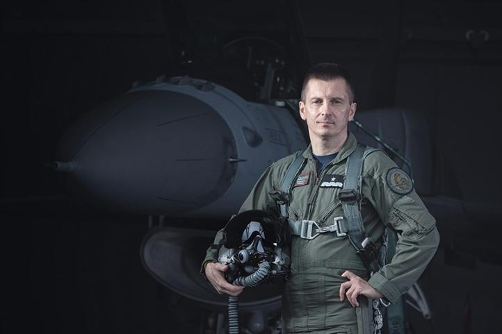 Gen. bryg. pil. Ireneusz Nowak przed samolotem F-16 (fot. Piotr Łysakowski)