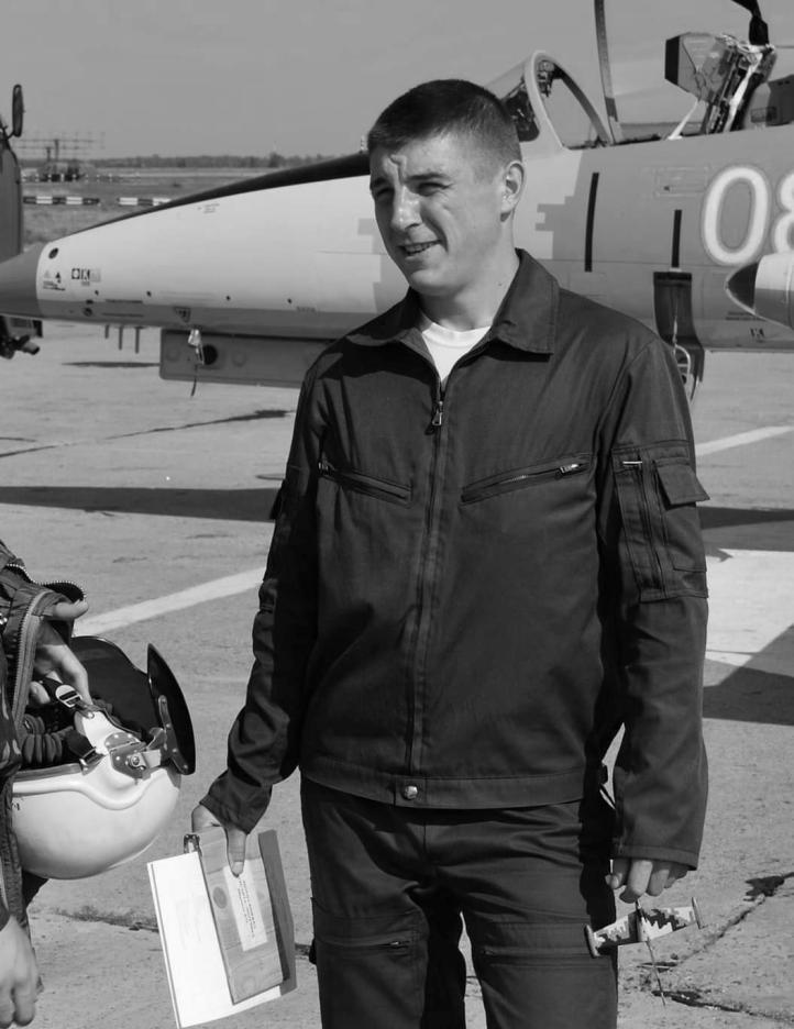 Major Stepan Tarabalka przed samolotem (fot. Dowództwo Sił Powietrznych Sił Zbrojnych Ukrainy)