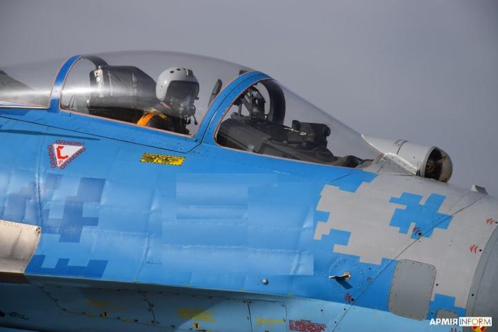 Płk Ołeksandr Mostowy za sterami Su-27 (fot. Armia Inform/Dowództwo Sił Powietrznych Sił Zbrojnych Ukrainy)
