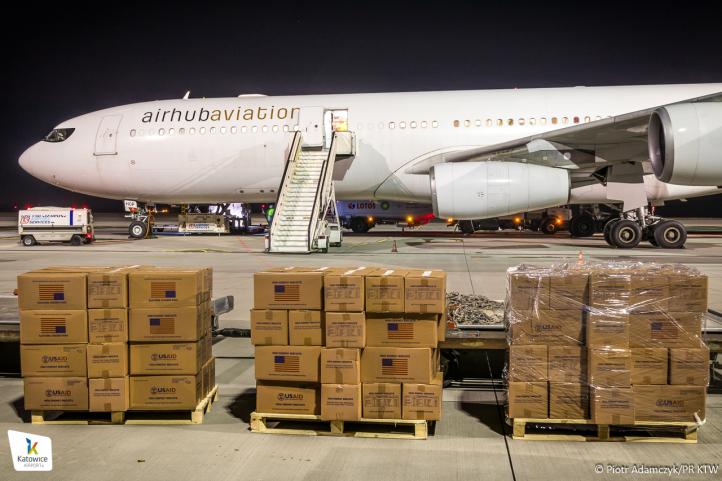 Rozładunek samolotu z pomocą humanitarną na lotnisku Katowice (fot. Piotr Adamczyk/PR KTW)