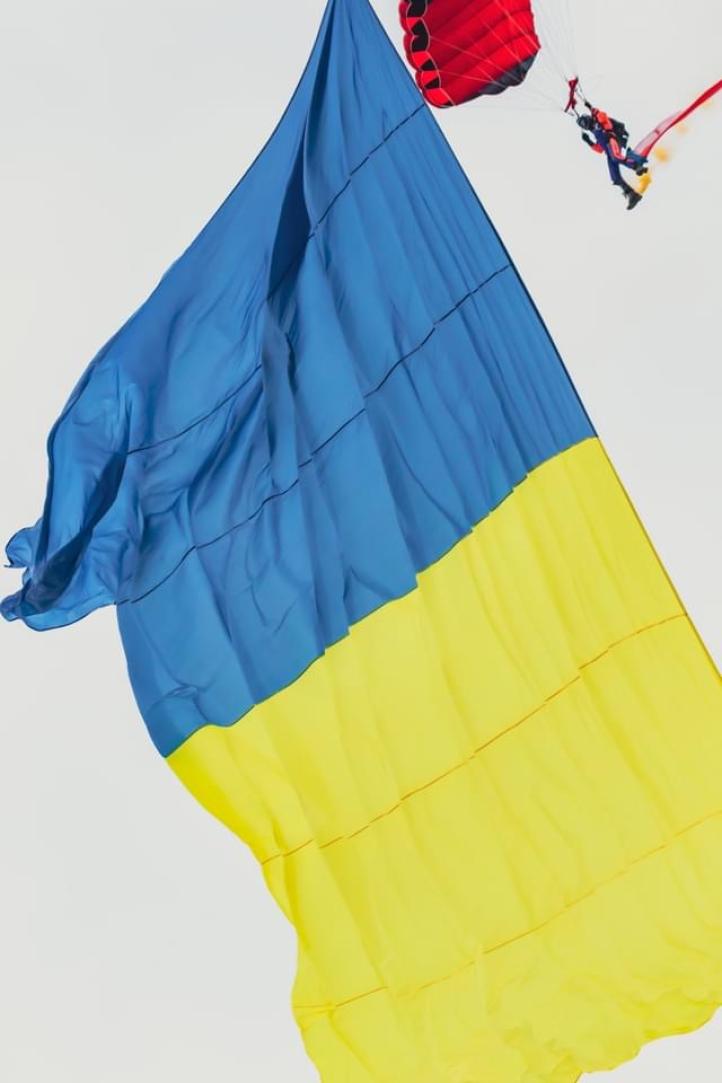 Skok spadochronowy Sky Magic i Aero Experiencez flagami Polski i Ukrainy 