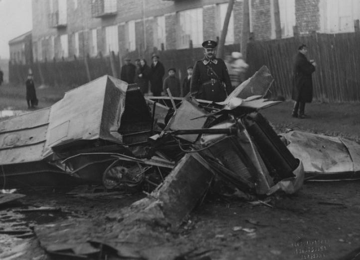 Wrak samolotu pilotowanego przez Zygmunta Puławskiego, który runął u zbiegu ulic Sękocińskiej i Kaliskiej w warszawskiej dzielnicy Ochota (fot. Едвард Дулевич/CC BY-SA 4.0/Wikimedia Commons)