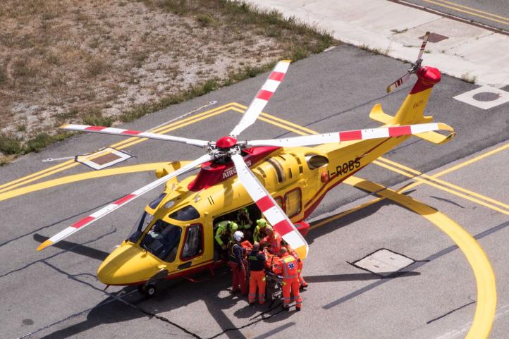 AW169 EMS w akcji na lądowisku (fot. Leonardo Helicopters)