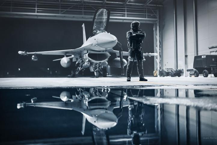 F-16 w hangarze - pilot przed samolotem (fot. st. sierż. Piotr Gubernat/CC DORSZ)