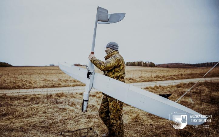 FlyEye - bezzałogowiec rozpoznawczy używany przez żołnierza WOT (fot. DWOT)2