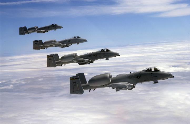 Formacja czterech A-10 (fot. USAF, Kenn Mann/Domena publiczna/Wikimedia Commons)