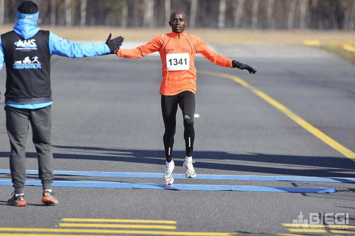 Kenijczyk Cosmas Mutuku najszybszy w biegu Odlotowa5 (fot. plb.pl)