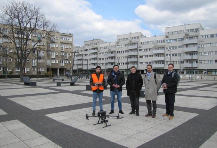 Od lewej - operator drona firma Skyznap, Robert Bednarski UMW, Maciej Mysona, Jakub Klimkiewicz, Łukasz Malinowski TOR (fot. Urząd Miejski Wrocławia)