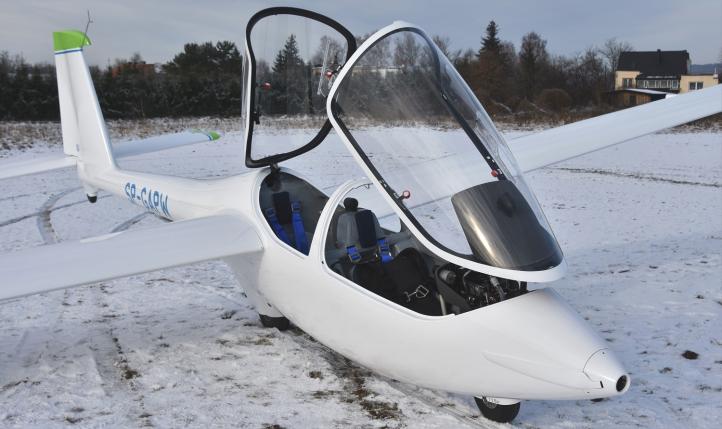 PW-X10 - doświadczalna, latająca dwumiejscowa platforma z napędem elektrycznym - widok z ukosa (fot. Politechnika Warszawska)