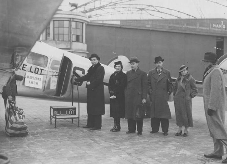 Pasażerowie przed odlotem samolotu Lockheed L-10 Electra do Lwowa (marzec 1937) (fot. Narodowe Archiwum Cyfrowe)