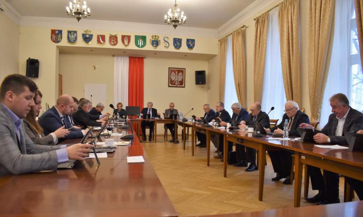 Posiedzenie rady powiatu przemyskiego w dniu 31 marca 2022 r. (fot. powiat.przemysl.pl)