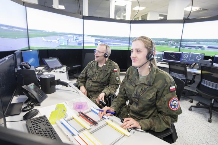 Szkolenie z wykorzystaniem symulatora kontroli ruchu lotniczego w OSP SRL (fot. Marta Serafin)