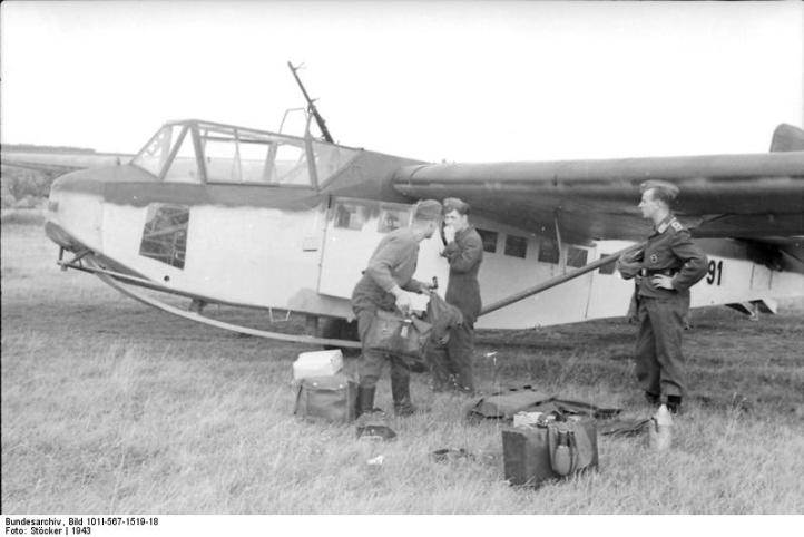 Żołnierze niemieccy przed załadunkiem do szybowca DFS 230 (fot. Bundesarchiv/CC-BY-SA 3.0/Wikimedia Commons)