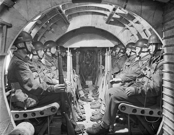 Żołnierze w kabinie szybowca Airspeed Horsa (fot. Goodchild A (P/O), Royal Air Force official photographer/Domena publiczna/Wikimedia Commons)
