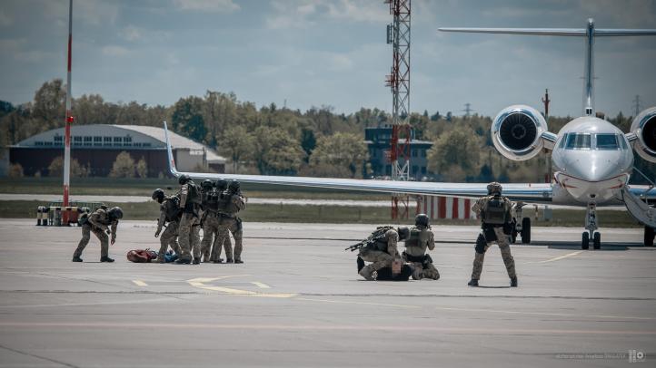 Akcja na lotnisku podczas ćwiczenia RenegadeSarex-22 (fot. st. chor. szt. mar. Arkadiusz Dwulatek)