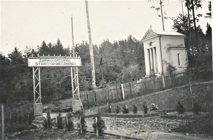 Brama pamięci "Żwirki i Wigury start do wieczności" (fot. muzeumsp.pl)