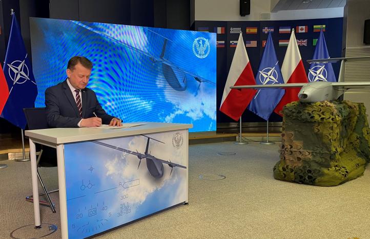Podpisanie umowy na dostawę bezzałogowych systemów poszukiwawczo-uderzeniowych GLADIUS (fot. Agencja Uzbrojenia)