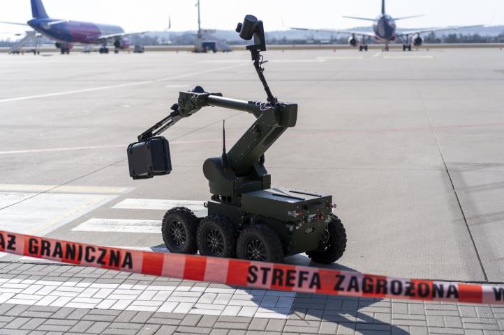 Robot pirotechniczny na lotnisku w Gdańsku (fot. Andrzej Kubiak)