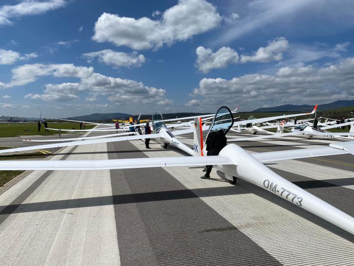 Szybowce na lotnisku w Prievidzy (fot. Gliding Team Klinika Kolasiński)
