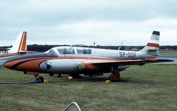 TS-11 Iskra (SP-DOF) na lotnisku (fot. Aeroklub Mielecki)
