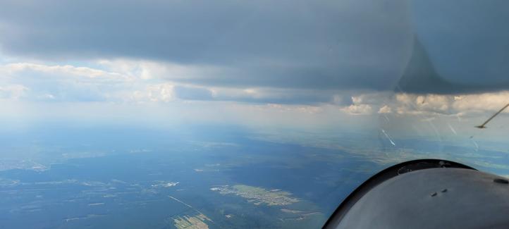 Widok z szybowca na pochmurne niebo (fot. Łukasz Wójcik/FB)