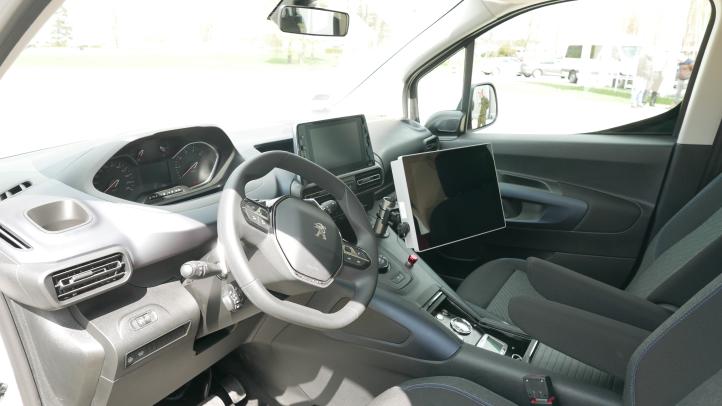 Wnętrze samochodu z testerem tarcia CSR (fot. Inspektorat Wsparcia Sił Zbrojnych)