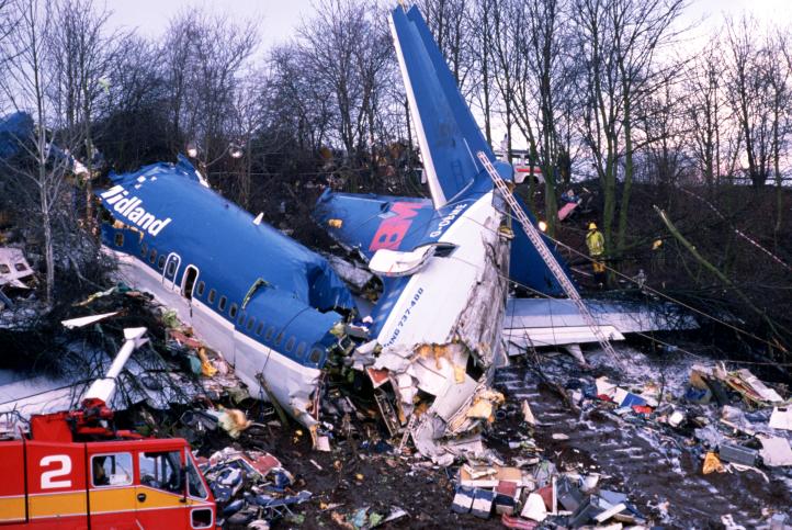 Wrak samolotu Boeing 737-400 linii British Midland (lot nr 92) (fot. National Geographic)