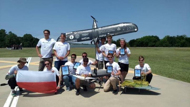 Zespół JetStream Akademickiego Klubu Lotniczego PWr w czasie zawodów SAE Aero Design East (fot. mat. zespołu)