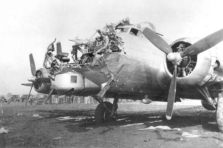 B-17G uszkodzony podczas bombardowania Kolonii, 15 października 1944 (fot. U.S. Air Force, domena publiczna, Wikimedia Commons)