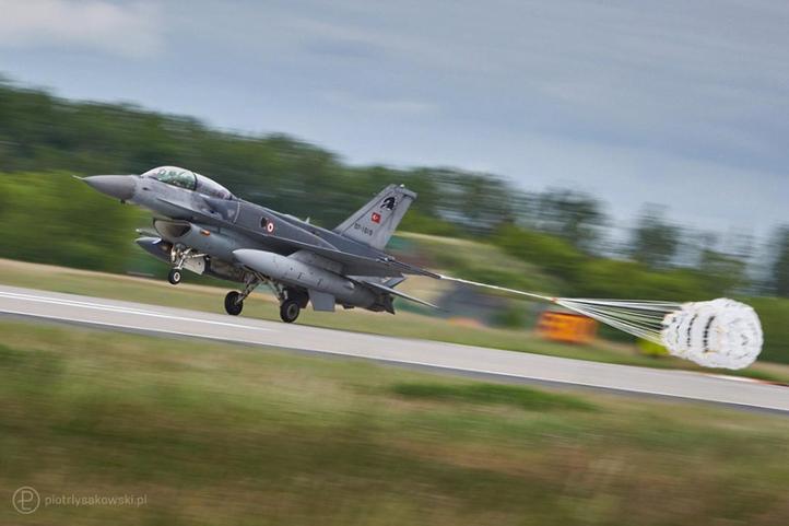 F-16 Tureckich Sił Powietrznych - lądowanie (fot. Piotr Łysakowski)