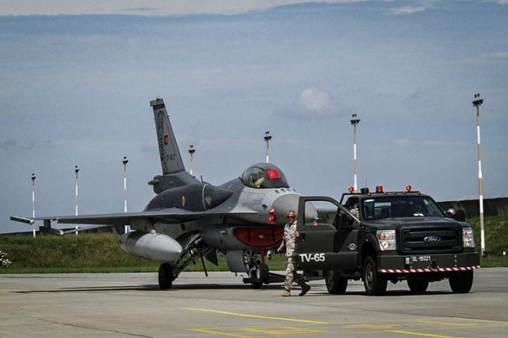 F-16 tureckich Sił Powietrznych na lotnisku w Krzesinach (fot. Łukasz Zalesiński)