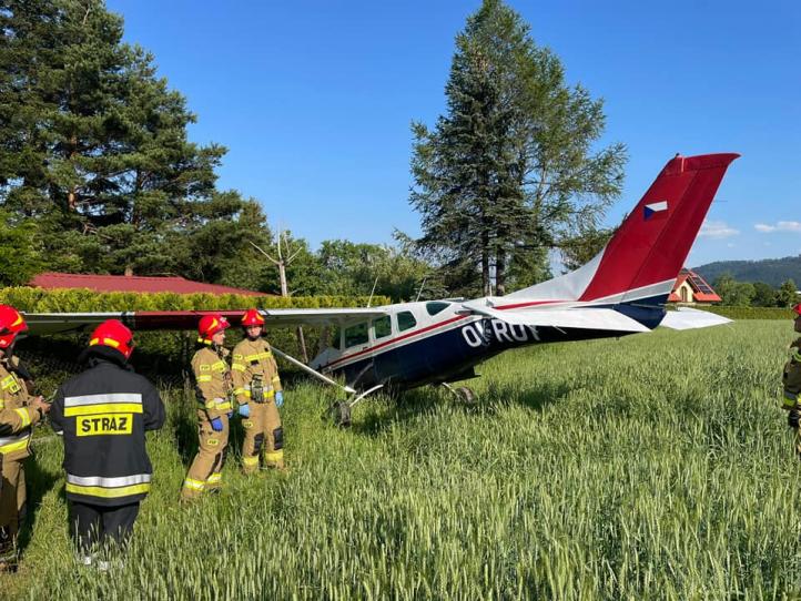 Miejsce wypadku samolotu Cessna TU206G Turbo Stationar (OK-ROY) (fot. Komenda Miejska PSP w Bielsku-Białej, Facebook)