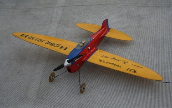 Model wyścigowy samolotu na uwięzi