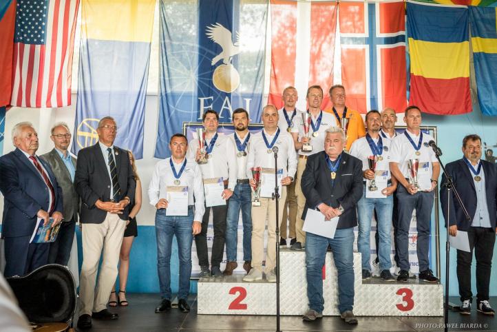 Podium drużynowe III Mistrzostw Świata w Akrobacji Samolotowej w klasie Intermediate (fot. Paweł Biarda)