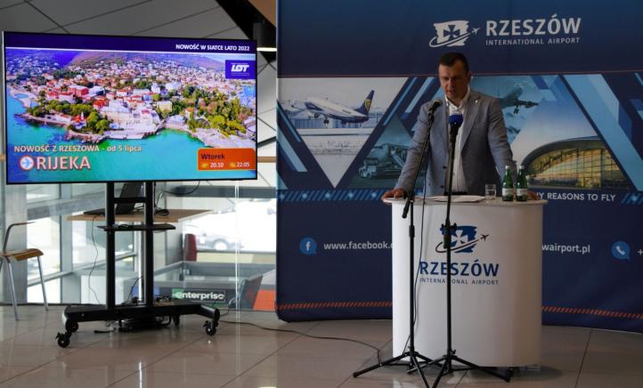 Prezes Adam Hamryszczak podczas konferencji przedstawił całą siatkę wakacyjną z Jasionki (fot. Małgorzata Tworzydło)