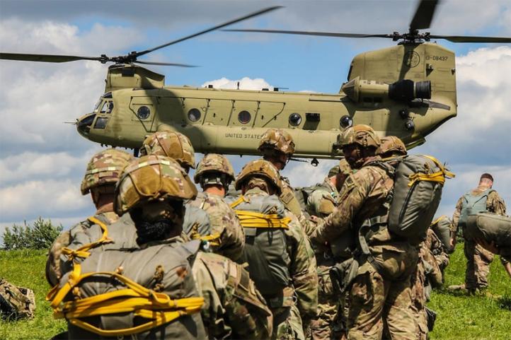 Spadochroniarze czekają na wejście na pokład śmigłowca CH-47 Chinook (fot. Sgt. Catessa Palone)