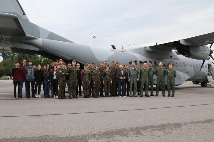 Studenci LAW przy samolocie CASA C-295M w 8. BLTr (fot. ppłk Dariusz Górczyński)