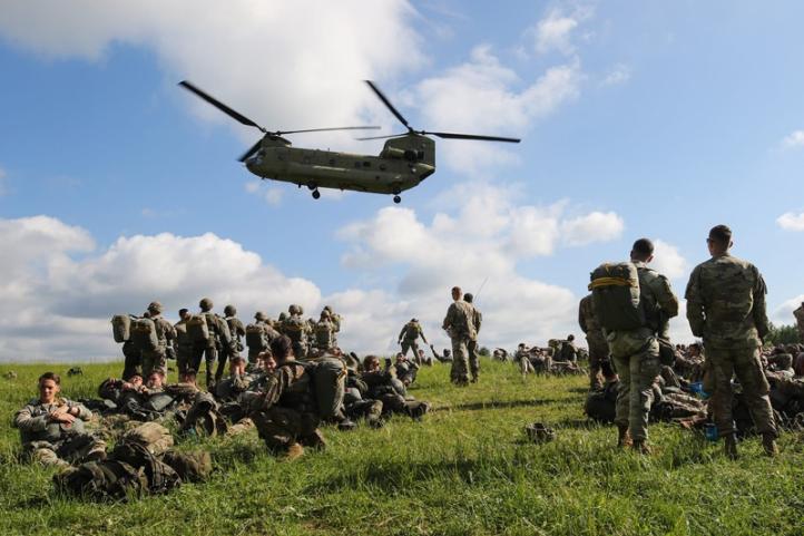 Szkolenie naziemne, przygotowujące do desantowania ze śmigłowca CH-47 Chinook (fot. Sgt. Catessa Palone)