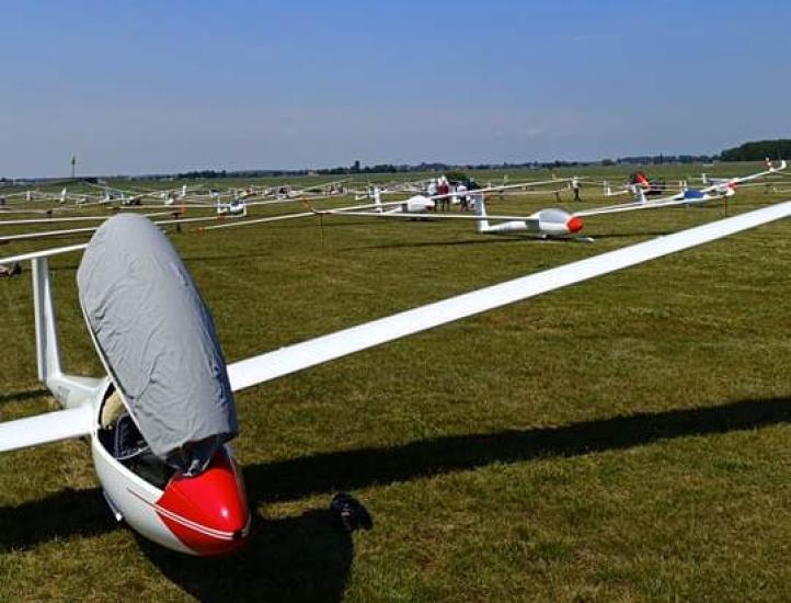 Szybowce na lotnisku w Lesznie - oczekiwanie na start (fot. Aeroklub Leszczyński)
