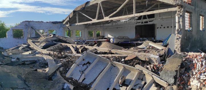 Zniszczone samoloty w zburzonym hangarze na lotnisku Korotycz (fot. Aeroklub Charkowski)2