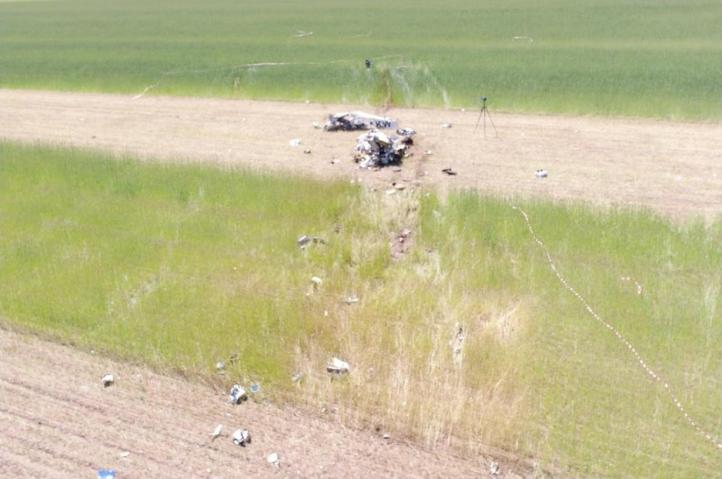 Ślad i szczątki samolotu Cessna 152 po zderzeniu z polem (fot. Policja)