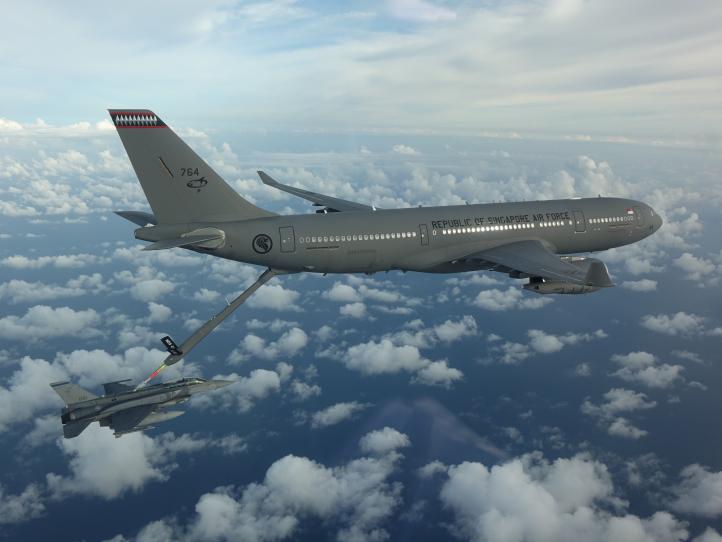 A330 MRTT tankuje RSAF F-16D (fot. Airbus Defence and Space)