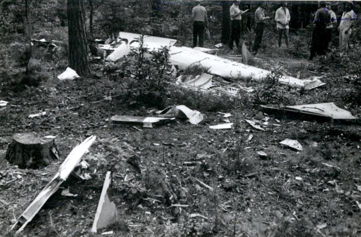 Fragmenty Pirata SP-2956 po katastrofie nad lotniskiem w Lubinie (fot. Oddziałowe Archiwum IPN we Wrocławiu)2