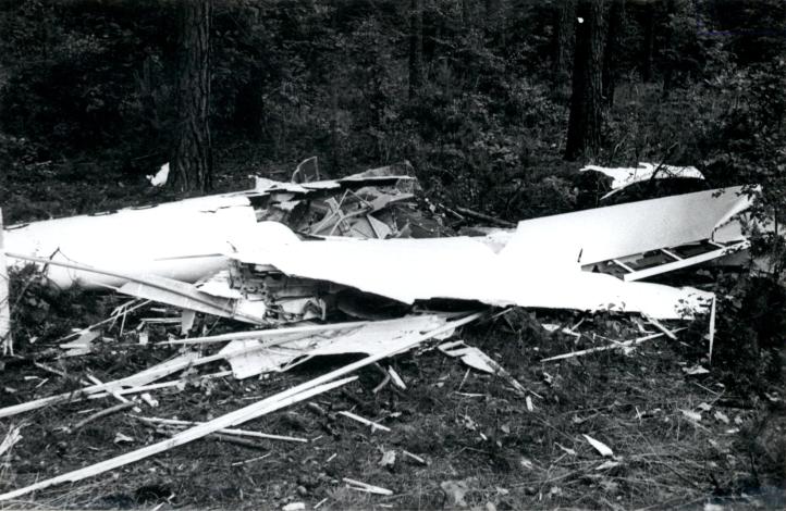 Fragmenty Pirata SP-2956 po katastrofie nad lotniskiem w Lubinie (fot. Oddziałowe Archiwum IPN we Wrocławiu)3