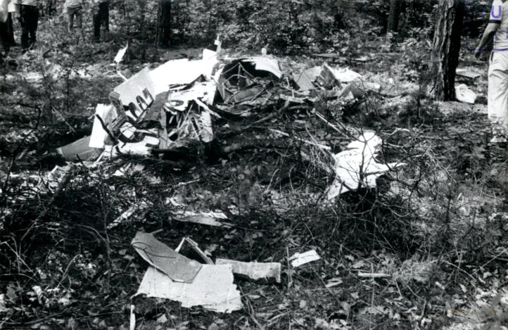 Fragmenty Pirata SP-2956 po katastrofie nad lotniskiem w Lubinie (fot. Oddziałowe Archiwum IPN we Wrocławiu)4